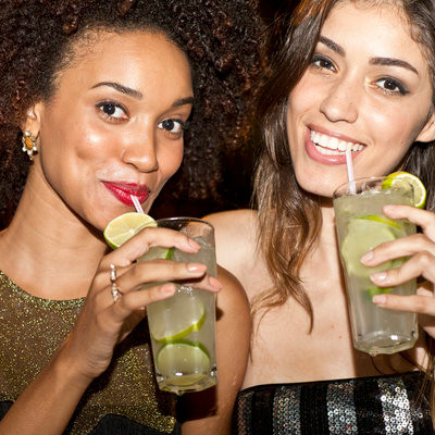 Điều bạn cần làm sau khi uống vài ly bia là kiếm thứ gì đó nhẹ nhàng để ăn nếu lười nấu nướng. Một trong những nguyên nhân khiến bạn ăn nhiều khi quá chén là uống quá nhiều và quá nhanh. Để giảm lượng cồn trong máu, bạn nên uống thêm nước lọc sau mỗi ly bia.