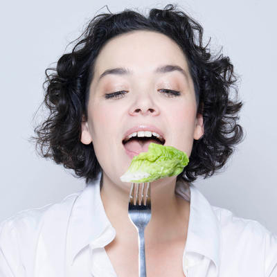 Hãy nghĩ đến các loại thực phẩm nguyên hạt, ăn thịt nạc và nhiều rau để tránh bị béo phì. Dành thời gian 15 phút mỗi ngày đi bộ sau bữa ăn để đốt calo và giảm mỡ máu. Tránh xa bánh mì trắng và spaghetti.