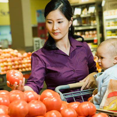 Phân nửa phụ nữ mang thai tăng cân quá mức cần thiết vì suy nghĩ cần ăn cho 2 người trong khi bạn chỉ cần tăng 10kg là vừa. Bạn chỉ cần nạp nhiều calo trong 3 tháng cuối thai kỳ. Ở tuổi 30, bạn cần loại bỏ đồ uống ngọt ra khỏi thực đơn, ăn ở nhà và ăn nhiều rau.