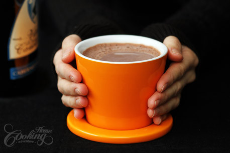 Bơm kem tươi lên trên. Rắc thêm một ít socola bào hoặc kẹo dẻo marshmallow. 