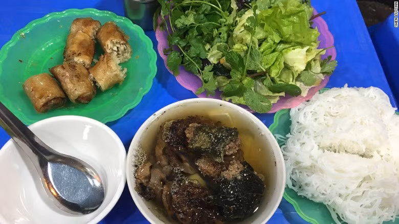 Bún chả: Trong danh mục những món ăn ngon, phở là món ăn nổi tiếng nhất của Việt nam nhưng bún chả mới là sự lựa chọn hàng đầu cho những bữa trưa tại Thủ đô. Chỉ nhìn vào những đám khói nướng thịt nghi ngút sau khoảng 11h trưa là biết ngay các quán bún chả bắt đầu nướng những viên thịt tròn đã được ướp sẵn trên than củi để phục vụ thực khách. Bún chả còn được ăn kèm với món nem cua bể rất ngon. Đây cũng chính là món ăn mà Tổng thống Obama đã ăn thử khi đi ăn cùng với ông Bourdain.