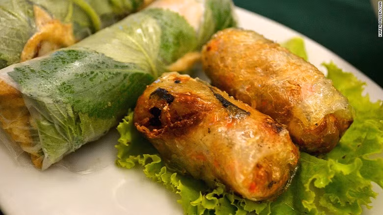 Nem rán: Món ăn nhẹ nhàng và tốt cho sức khỏe này là sự lựa chọn không thể bỏ qua nếu đã lỡ thích các loại đồ ăn chiên xào. Ngoài phần vỏ bánh trong suốt và bên trong có rau xanh, một chút thịt hoặc hải sản rồi được cuốn chặt tay, món ăn này được ăn kèm với gia vị đặc trưng là nước mắm. Trên báo nước ngoài còn ghi rất rõ món nem rán được người miền Nam gọi là chả giò. 