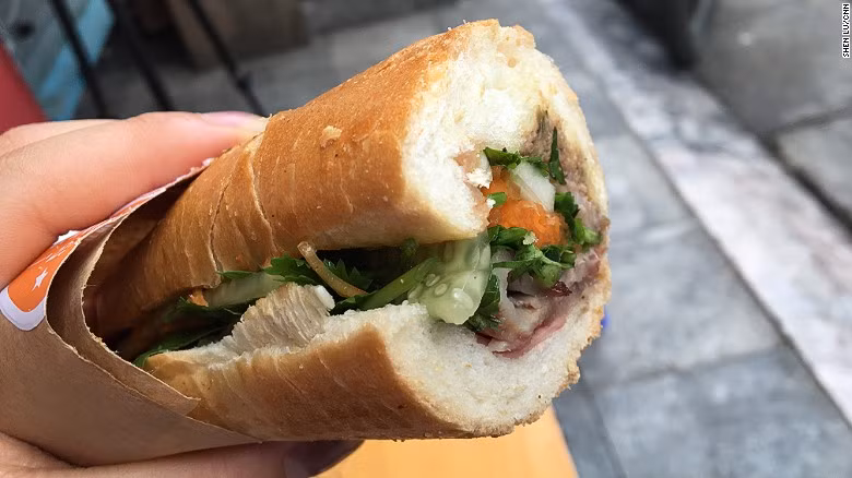 Bánh mì: Người Pháp đã mang bánh vì baguette đến Việt Nam nhưng chính người Việt đã đưa bánh mì lên một tầm cao mới. Tuy nhiên, hương vị của bánh mì Việt rất khác nhau tại từng vùng miền. Ở miền Bắc, bánh mì chỉ gồm các thành phần cơ bản như pate và bơ nhưng ở phía Nam, bánh mì có thêm các loại bơ, rau trộn, xúc xích, hành ngò và sốt ớt. 