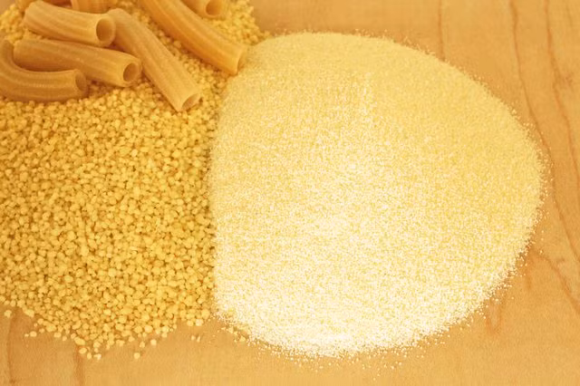 Dùng bột chiên giòn: Có thể rắc thêm một ít bột chiên giòn lên khoai tây để tạo thành một lớp áo giòn bên ngoài khoai tây. 