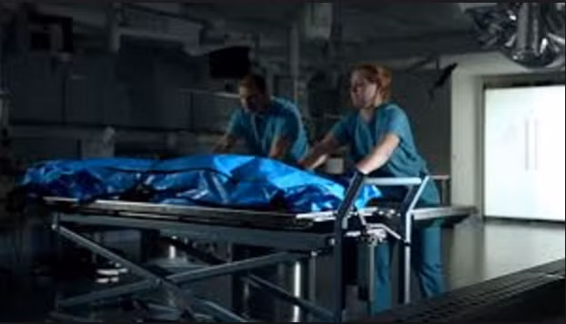 Sau khám nghiệm, tất cả các bộ phận được cho vào trong túi và khâu lại vào bên trong tử thi.