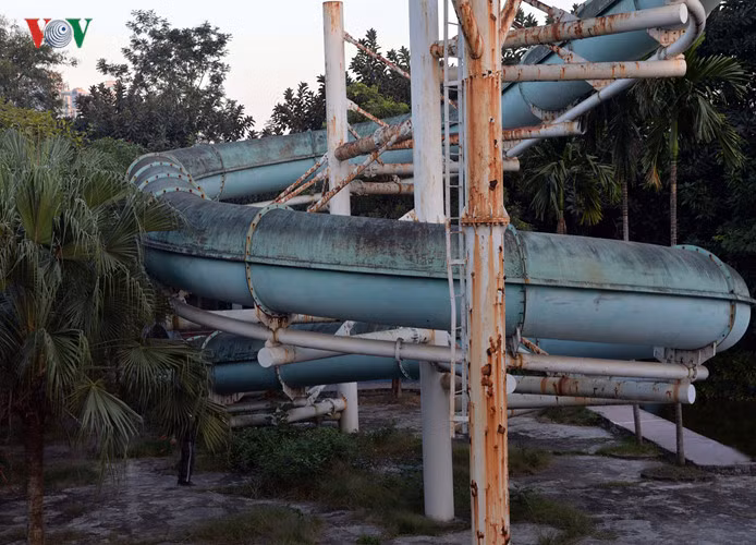 Khung sắt của hệ thống ống trượt đã hoen gỉ.