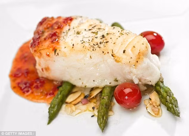 Cá tuyết là một loại cá thịt trắng nhưng lại giàu omega-3 như cá thịt đỏ. Ngoài ra còn có phốt pho, selenium, kali và vitamin B1 rất cần thiết cho hệ thần kinh. 