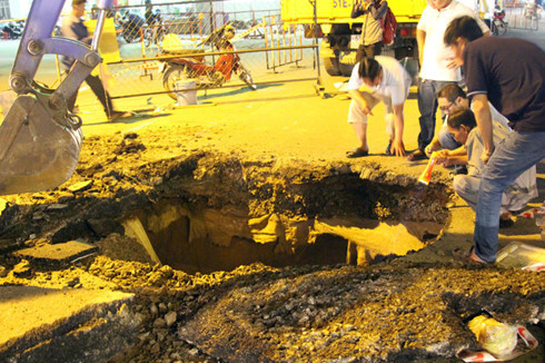 Hiện trường vụ hố tử thần tại giao lộ Nguyễn Ảnh Thủ giao Tô Ký (Q.12, TP HCM).