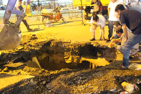 Hiện trường vụ hố tử thần tại giao lộ Nguyễn Ảnh Thủ giao Tô Ký (Q.12, TP HCM).