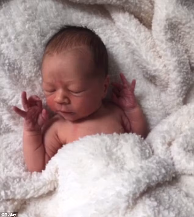 Leah cho biết bằng một trực giác sinh đôi khó hiểu nào đó, ngay tại thời điểm biết mình mang thai, cô biết chắc chắn Sarah cũng sẽ có tin vui tương tự. 