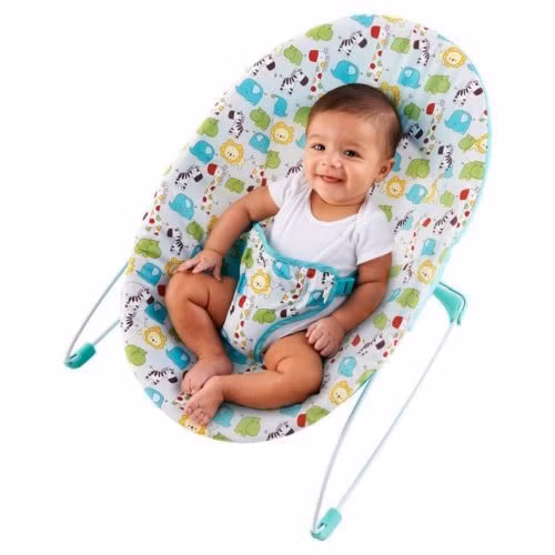 Vậy tại sao trẻ lại hay ngồi tư thế này? Xét cho cùng đây chính là tư thế dễ dàng nhất đối với trẻ. Ngoài lý do đây là kỹ năng bẩm sinh bảo đảm sự vững vàng cho thân người, còn những lý do khác là cha mẹ hay sử dụng những công cụ dành cho trẻ sơ sinh như ghế ô tô, ghế đung đưa hoặc ghế rung. 