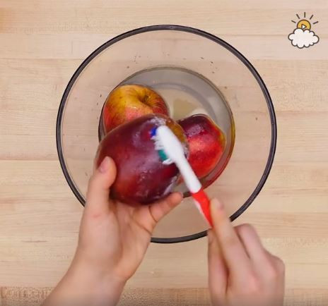 Để có thể làm sạch lớp wax mà vẫn giữ được các chất có trên vỏ táo, lấy một thìa baking soda và một thìa nước cốt chanh đổ lên táo rồi đổ nước hơi âm ấm vào. Sau đó chà nhẹ để lớp phấn trôi đi hết. (Nguồn ảnh: The Sun)