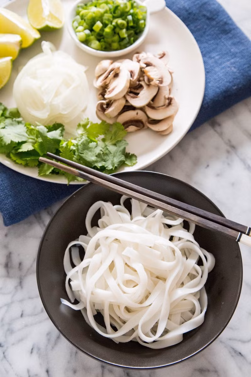 Bánh phở trần trong nước sôi rồi để ráo nước sau đó cho vào bát. Nếu là bánh đa thì ngâm nước khoảng 15 phút cho mềm rồi cũng luộc qua nước sôi cho chín. 