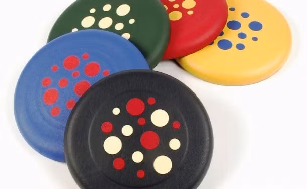 Đĩa ném với giá 350 USD bằng da cao cấp so với loại đĩa ném thông thường chỉ vài USD.