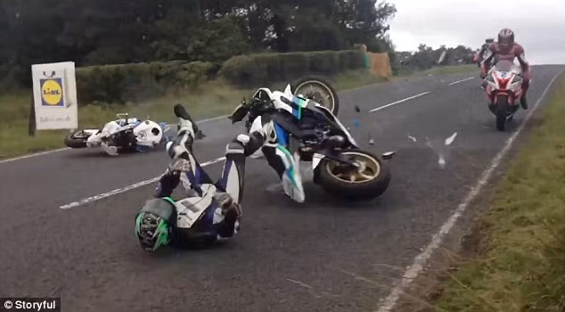 Tổng hợp những chấn thương do tai nạn gồm có: một chân vỡ thành 15 mảnh từ đầu gối trở xuống và cần phải cố định lại bằng đinh vít, nẹp và dây thép; hốc mắt trái bị xê dịch khoảng 2cm, cằm bị vỡ và mũi cũng gần như bị đứt; xương sườn và một số xương trên mặt cũng bị vỡ. 