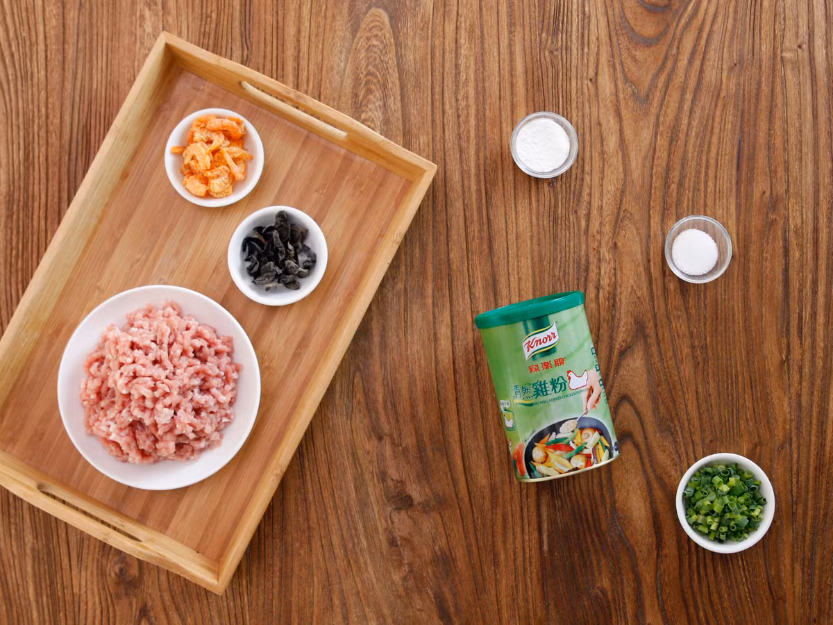 Nguyên liệu cho món chả thịt lợn hấp tôm khô gồm có: 200g thịt xay, nên dùng thịt nạc vai để chả mềm và không quá khô; 50g tôm khô, 50g mộc nhĩ, hành củ, một chút bột bắp. 