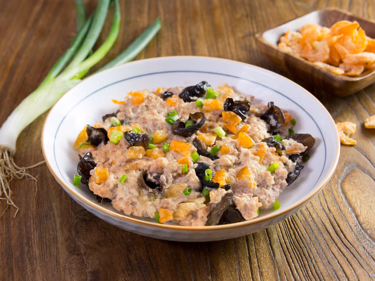 Thành phẩm món ăn có màu sắc hài hòa bắt mắt, chả thịt mềm có vị ngọt và mùi thơm của tôm.