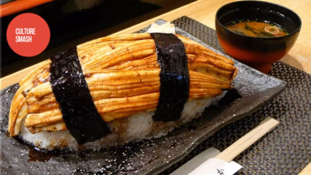 Cuốn sushi tại một nhà hàng chuyên bán sushi size jumbo. Món ăn có tên gọi sushi cá chình biển này không dùng cá chình mà chỉ dùng một số loại fillet cá. (Ảnh: Kotaku) 