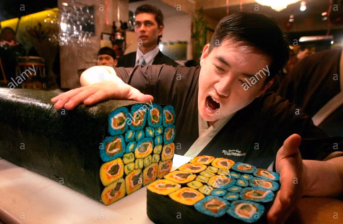 Một khách hàng đang vô cùng ngạc nhiên trước một cuốn sushi khổng lồ trong một nhà hàng tại Nga. Cuốn sushi có chiều dài 95cm, đường kính 19cm và nặng 24,5kg va được ghi vào sách kỷ lục Ukraine. Cuốn sushi đặc biệt này mang hai màu sắc giống như quốc kỳ Ukraine. 