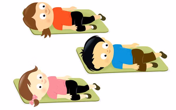 Căng giãn người là cách hiệu quả nhất để phát triển chiều cao cho trẻ. Những bài tập thể dục giãn căng người là điều kiện không thể thiếu. Một bài tập đơn giản mà cha mẹ có thể hướng dẫn bé tập là đứng dựa lưng vào tường, giơ hai tay lên và kéo người càng căng càng tốt. Động tác tiếp theo là ngồi xuống, lưng vẫn dựa vào tường sau đó giãn hết cơ chân ra. Động tác này có thể thực hiện mỗi ngày 10 lần. 