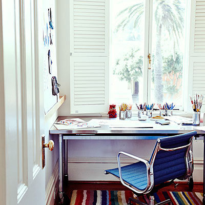 Ánh sáng: Việc bố trí góc làm việc cạnh cửa sổ hoặc nơi có nhiều ánh sáng tự nhiên giúp tạo ra khoảng không gian mở trước mặt, giảm cảm giác gò bó.