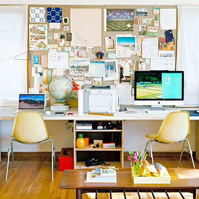 Cảm hứng trong tầm tay: Đưa những vật dụng gợi cảm hứng cho bạn lên một tấm bảng gỗ đơn giản và trong tầm với.