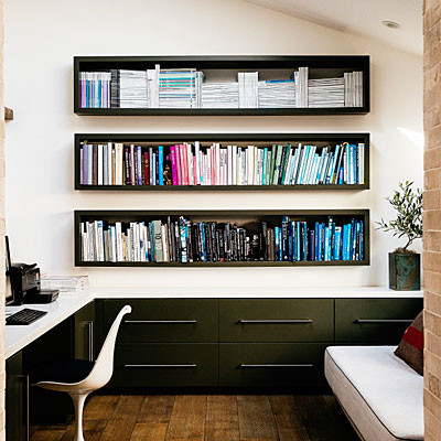 Dùng giá sách: Hãy giữ góc làm việc luôn gọn gàng bằng cách xếp sách lên giá sách ngay phía trên bàn làm việc - gọn gàng và trong tầm với.
