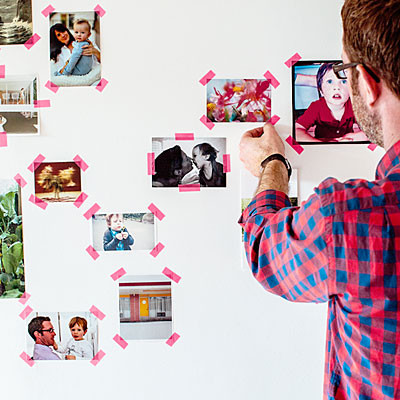 Tạo ra không gian ít nhiều mang tính nghệ thuật: Hãy thử dán các bức tranh nho nhỏ hoặc vài tấm ảnh gia đình lên tường bằng băng dính sặc sỡ, bạn sẽ ngạc nhiên vì hiệu quả của nó.