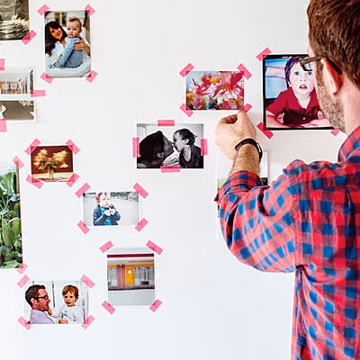 Tạo ra không gian ít nhiều mang tính nghệ thuật: Hãy thử dán các bức tranh nho nhỏ hoặc vài tấm ảnh gia đình lên tường bằng băng dính sặc sỡ, bạn sẽ ngạc nhiên vì hiệu quả của nó.