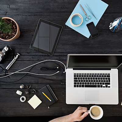 Tận dụng các thiết bị điện tử: Một trong những cách hữu hiệu để tránh sự lộn xộn là tối ưu hóa thiết bị điện tử. Nếu làm được điều này, bạn có thể tạo ra góc làm việc tại bất kỳ ở không gian nào, kể cả trong nhà bếp.