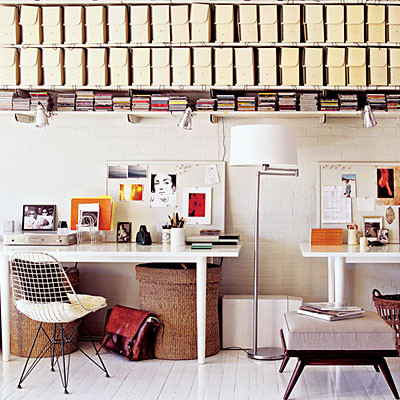 Sắp xếp không gian lưu trữ: Sử dụng các hộp đựng một màu và sắp xếp theo chúng nhóm giống như các hộp đựng màu nâu trên giá sách trong ảnh này.