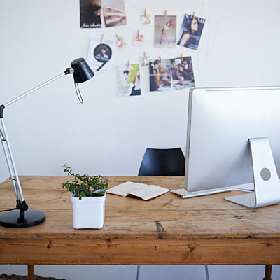 Đơn giản và ngăn nắp: Thói quen sắp xếp mọi thứ gọn gàng sau khi làm việc xong, luôn giữ ngăn kéo ngăn nắp, trật tự sẽ tạo cho bạn góc làm việc tạo cảm hứng và sáng tạo.