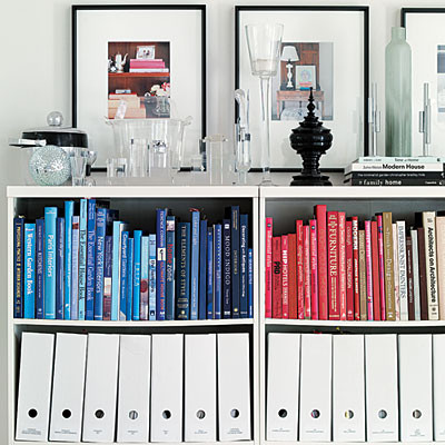 Nghệ thuật nhưng thiết thực: Thử xếp các cuốn sách cùng màu lại với nhau, hoặc dùng các file lưu trữ cùng màu với tường, góc làm việc của bạn trông sẽ rất bắt mắt.