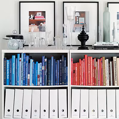 Nghệ thuật nhưng thiết thực: Thử xếp các cuốn sách cùng màu lại với nhau, hoặc dùng các file lưu trữ cùng màu với tường, góc làm việc của bạn trông sẽ rất bắt mắt.