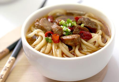 Mì udon: Món mì nổi tiếng của Nhật này được ví với tiếng mưa rơi trên mái nhà, khi ăn vào có cảm giác thư thái như được ngắm mưa rơi ngoài cửa sổ. Những sợi mì to như con rắn nằm trong bát nước dùng thanh nhẹ và những con tôm nhìn tươi như sắp nhảy ra ngoài. 