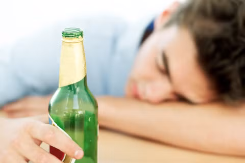 Rượu là kẻ thù của giấc ngủ ngon: Mặc dù rượu có thể khiến bạn đi vào giấc ngủ rất nhanh nhưng bạn sẽ không có được một giấc ngủ ngon. Rượu được trao đổi chất rất nhanh trong cơ thể, vì vậy hiệu quả làm dịu bị mất đi rất nhanh – thường là khoảng 2h sáng – sau đó bạn sẽ tỉnh giấc và cảm thấy rất khó chịu. Nghiên cứu cũng cho thấy rượu làm tăng thời lượng ngủ sâu nhưng làm giảm thời lượng REM, từ đó ảnh hưởng đến khả năng tập trung, kỹ năng lái xe và trí nhớ. 