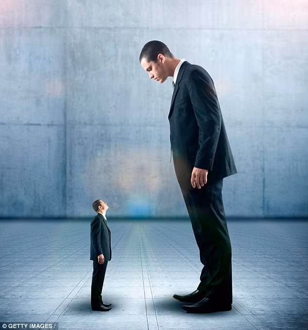 Bạn cao hơn sau khi ngủ dậy: Sự thật về giấc ngủ này đúng với tất cả mọi người. Khi nằm ngang trong một khoảng thời gian, bộ xương, sụn và cơ đều được giãn ra khoảng vài milimet. Vì vậy, trong giờ đầu tiên sau khi thức dậy bạn sẽ thấy mình cao hơn một chút. Trẻ em tăng trưởng chiều cao nhiều nhất trong giấc ngủ sâu vì đây là khoảng thời gian hormone tăng trưởng được sản sinh nhiều nhất. 