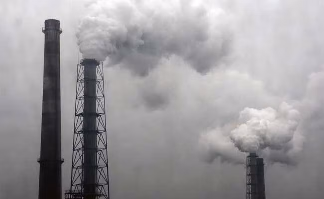 Huyết áp cao là thủ phạm chính gây nên ốm đau khi chưa lớn tuổi và xấu hơn nữa là chết sớm. Những người sống ở những con phố với tỉ số âm thanh trung bình về đêm khoảng 50 decibels – tương đương với độ ầm của một chiếc tủ lạnh đang chạy – có nguy cơ bị huyết áp cao hơn những người sống ở nơi yên tĩnh khoảng 6%. Ảnh hưởng của ô nhiễm ngày nay tương đương với một người có chỉ số sức khỏe BMI từ 25-30, tức thừa cân béo phì. (Nguồn ảnh: NDTV)