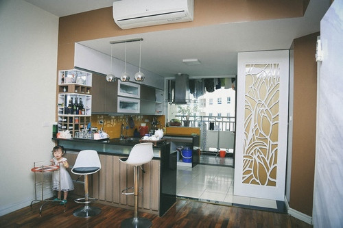 NSƯT Việt Hoàn vốn được biết đến là người có cuộc sống giản dị, kín tiếng. Anh hiếm khi chia sẻ chuyện cá nhân, nhất là cuộc sống gia đình, vợ con lên mặt báo. Vì thế, người hâm mộ càng tò mò. Chính vì vậy, đây được xem là lần hiếm hoi những hình ảnh về căn chung cư của NSƯT Việt Hoàn được tiết lộ.