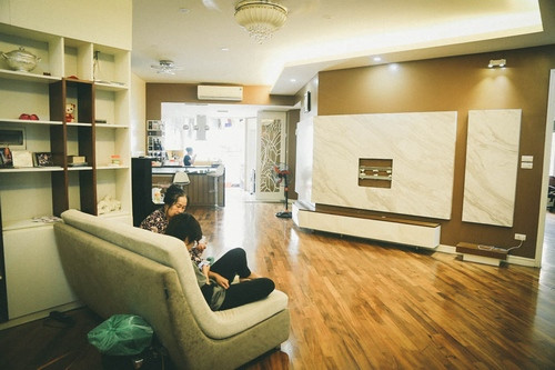 Sinh ra ở vùng quê nghèo Thái Bình, Việt Hoàn không quá cầu kỳ. Anh và vợ cho biết, điểm thích thú nhất của căn hộ mà họ đang ở là sự rộng rãi, thoáng mát và phù hợp với nhu cầu của gia đình với 3 nhóc tì xinh xắn. 