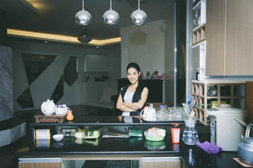 Có thể thấy, tuy chỉ rộng hơn 100 mét vuông và có giá trên 5 tỷ đồng, nhưng căn chung cư của vợ chồng NSƯT Việt Hoàn và bà xã Hoa Trần được bài trí tinh tế, gọn gàng và bắt mắt. 