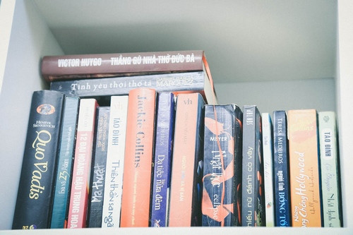 Việt Hoàn và vợ có sở thích đọc sách từ ngôn tình đến tiểu thuyết kinh điển,... 