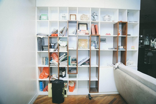 Giá sách là nơi Việt Hoàn để những cuốn sách yêu thích, những đĩa CD mà anh hay nghe. 