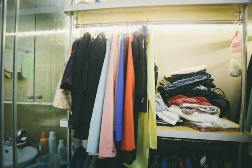 Căn chung cư của vợ chồng NSƯT Việt Hoàn rộng hơn 100 mét vuông, với 4 phòng ngủ và phòng bếp liền kề với phòng khách. 