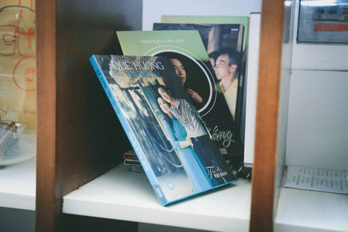 Những đĩa CD mà Việt Hoàn đã ra mắt được anh để trang trọng trên giá sách. 