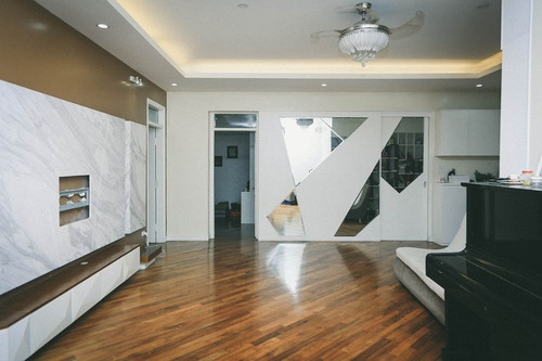 "Các chi tiết trang trí, bố cục trong nội thất do anh Hoàn và tôi cùng lựa chọn, sắp xếp và thiết kế”, vợ Việt Hoàn chia sẻ. 