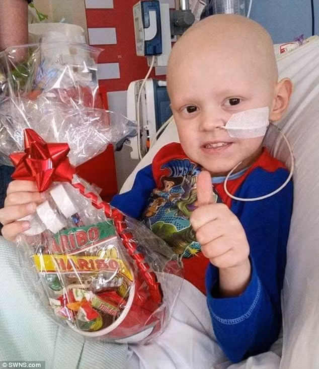 Daniel Carter, hiện sống ở Hull đã nhăn nhó vì đau bụng trong hàng tháng trời nhưng các bác sĩ ở bệnh viện Calpol chỉ cho rằng cậu bé bị táo bón. Chỉ khi thấy con mình nằm bất tỉnh trên sàn nhà, gia đình mới vội vã đưa bé đi cấp cứu. Kết quả chụp cắt lớp cho thấy cậu bé bị một khối u ác tính. 