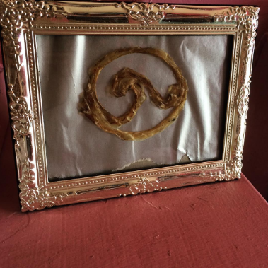 Một bà mẹ đã tạo hình dây rốn thành chữ O và bên trong là sóng biển theo theo tên của con gái mình là Ozeana.