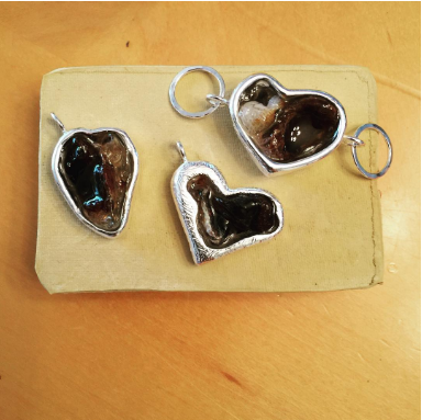 Hoặc cho vào khay bạc hình trái tim xinh xắn.