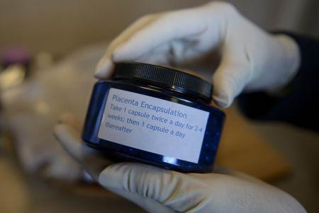 Nghe có vẻ man rợ nhưng trong y học cổ truyền Trung Quốc, ăn nhau thai không phải là điều quá xa lạ. Tại Singapore thậm chí còn có dịch vụ cung cấp nhau thai từ năm 1950 cho tới nay. Tuy con số về những người ăn nhau thai không được tiết lộ nhưng phát ngôn viên của cơ sở này cho biết trong 3 năm qua, con số này đã tăng lên 30%. 